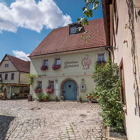 Gaestehaus Moenchshof بيت ضيافة سومرهاوزن